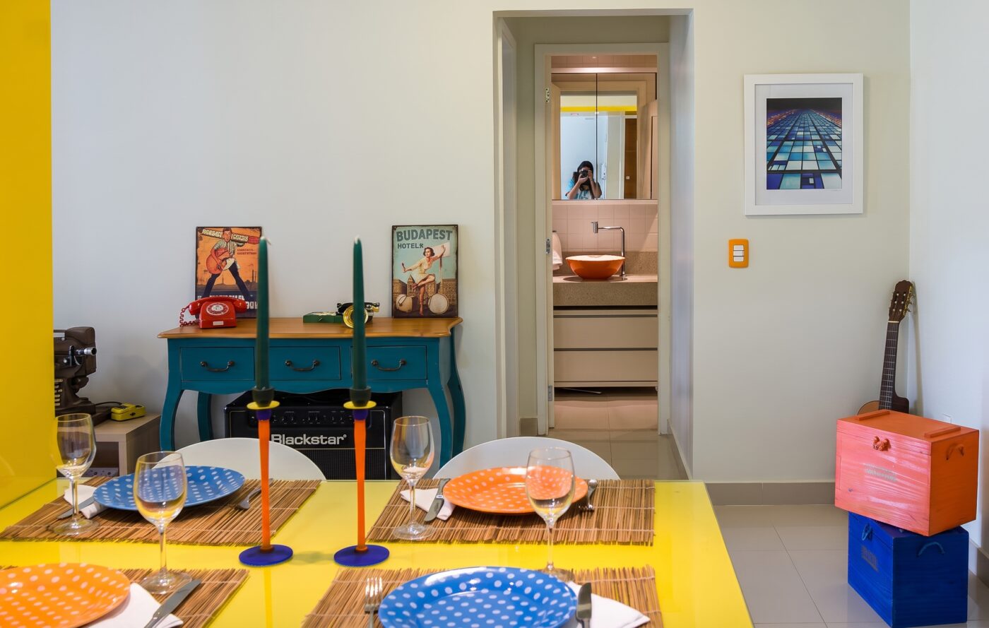 Sala com marcenaria sob medida em apartamento de 58m² na Asa Norte, Brasília