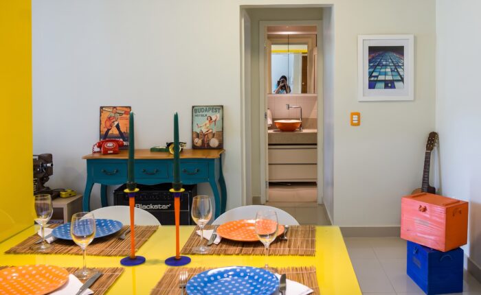 Sala com marcenaria sob medida em apartamento de 58m² na Asa Norte, Brasília