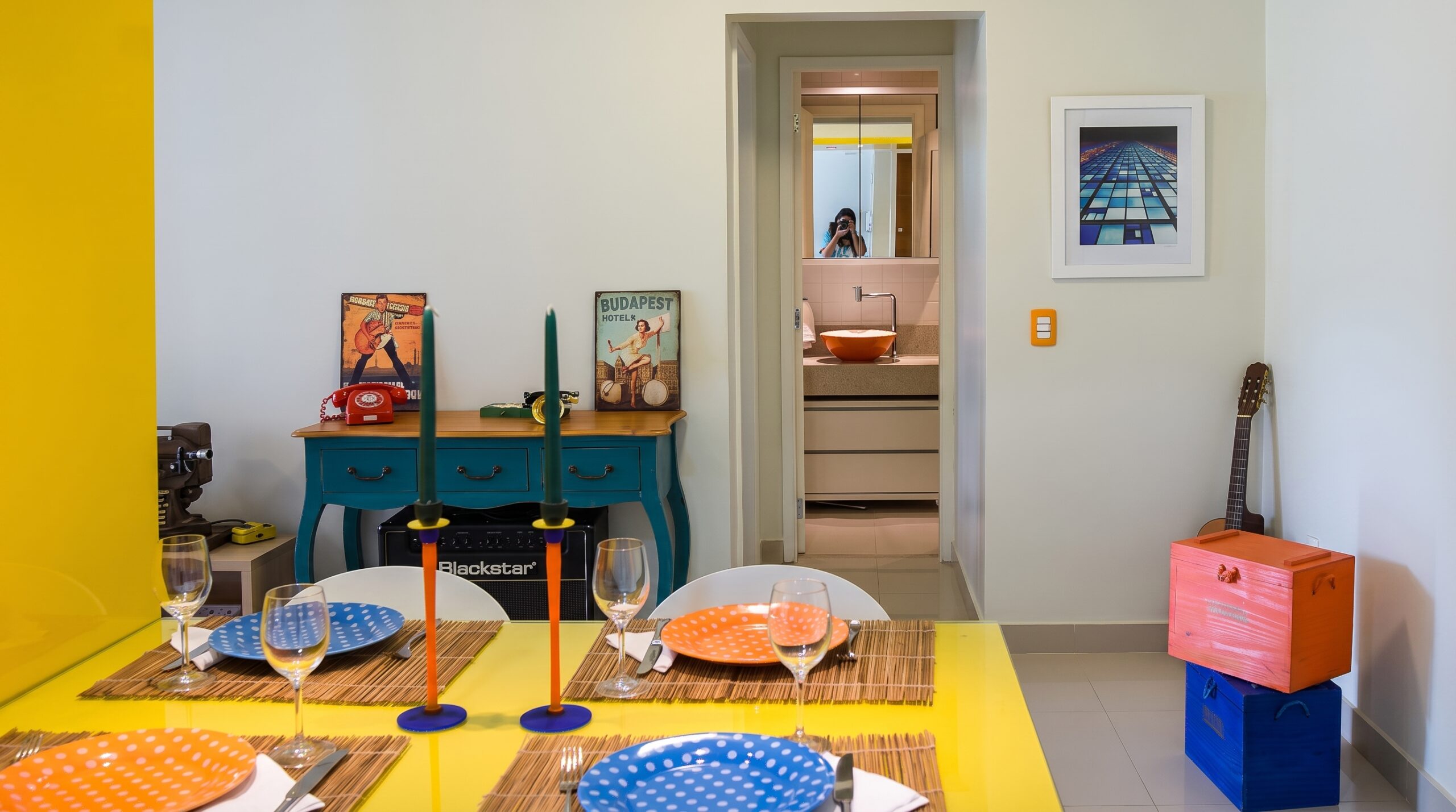 Sala com marcenaria sob medida em apartamento de 58m² na Asa Norte, Brasília